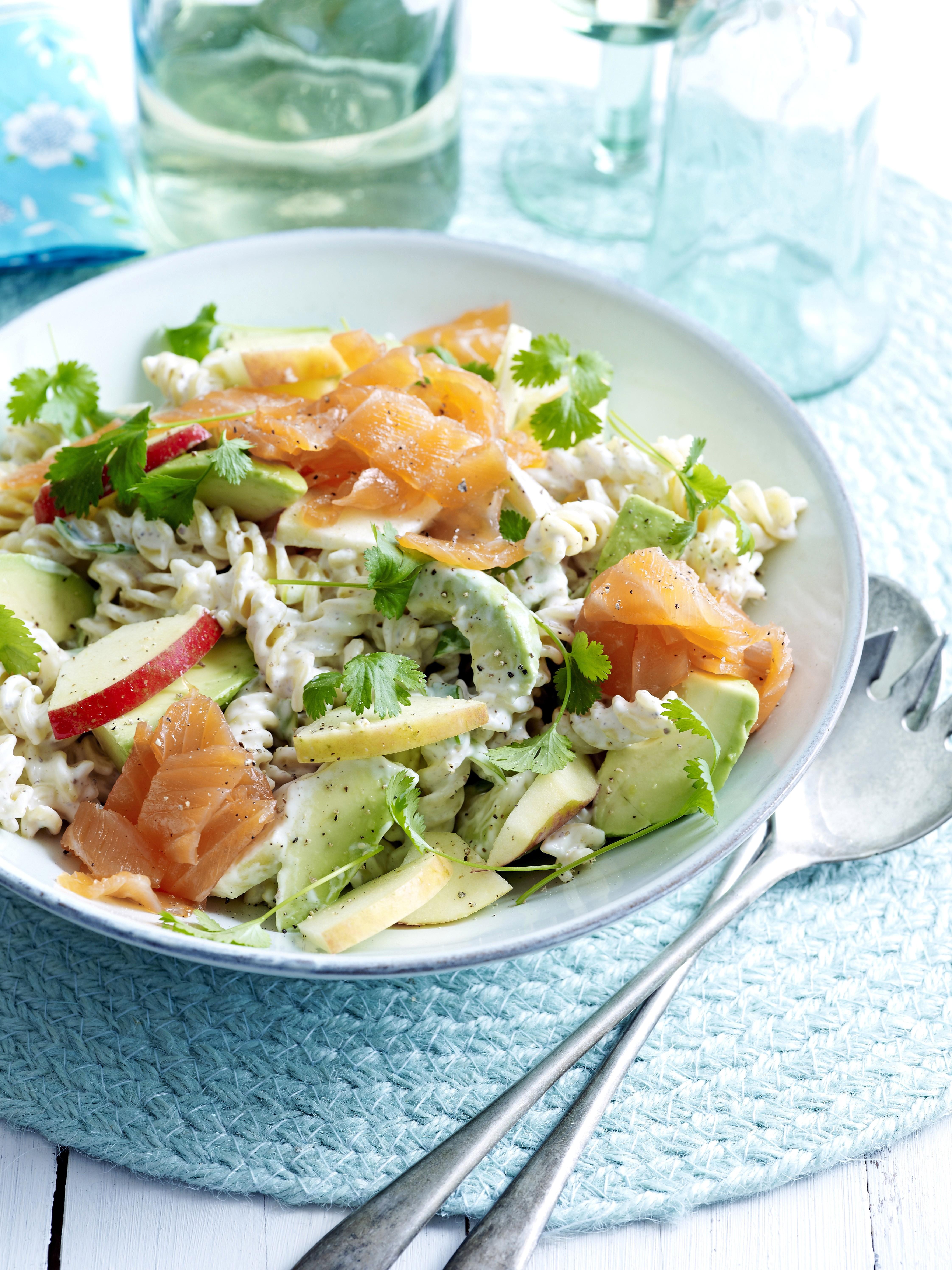 Pastasalade met gerookte zalm en avocado